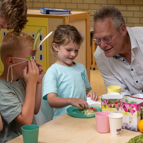 Wethouder Sijtsma op bezoek bij de kinderen van de IKC Prins Johan Friso