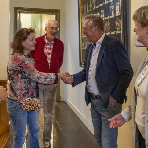 Burgemeester Sjerps en Wethouder Sijtsma heten de nieuwe inwoners van harte welkom (foto: Joachim de Ruijter)