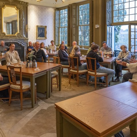 Burgemeester Sjerps verteld over de gemeente (foto: Joachim de Ruijter)