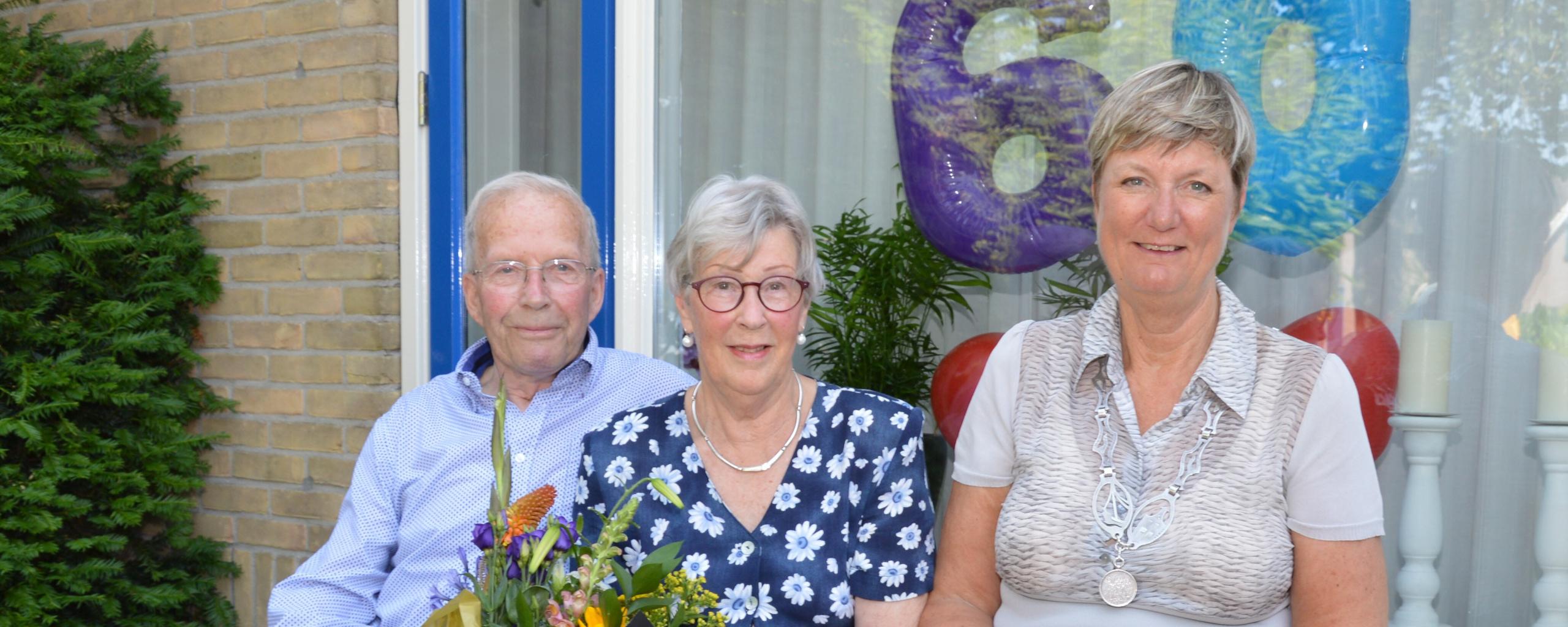 Het jubilerende echtpaar Ree met burgemeester Ina Sjerps