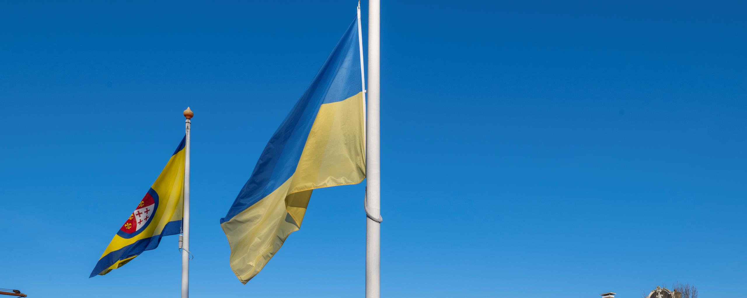 Burgemeester Ina Sjerps die de Oekraïense vlag hijst.