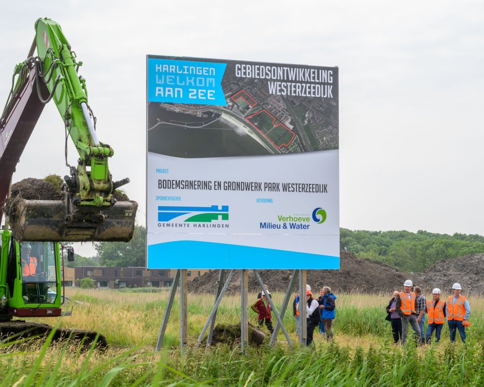 Wethouder De Groot verplaatst symbolisch de grond voor de sanering