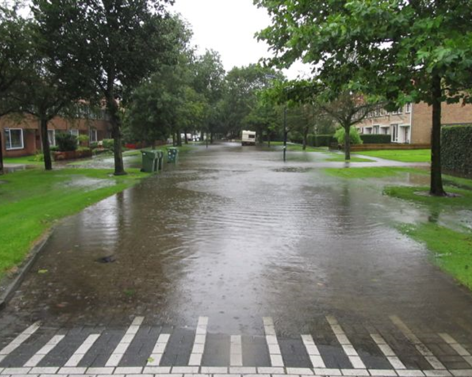Regenwater in de straat