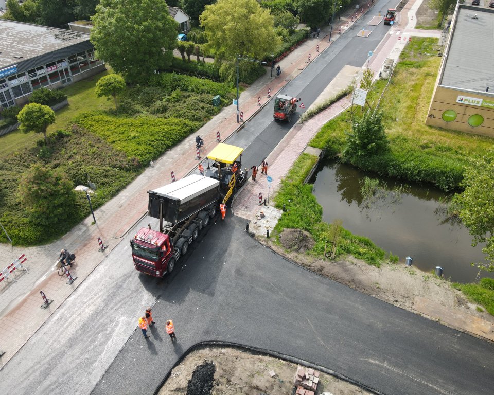 Decoratieve afbeelding van asfaltering op de Kimswerderweg