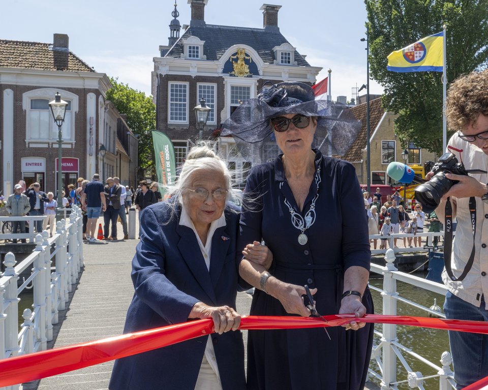 Burgemeester Sjerps en mevrouw Ten Berge knippen het lint door op de Raadhuisbrug