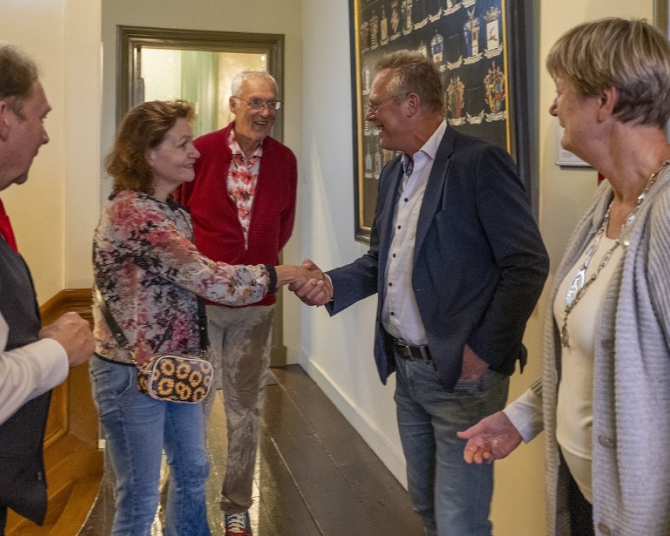 Burgemeester Sjerps en Wethouder Sijtsma heten de nieuwe inwoners van harte welkom (foto: Joachim de Ruijter)