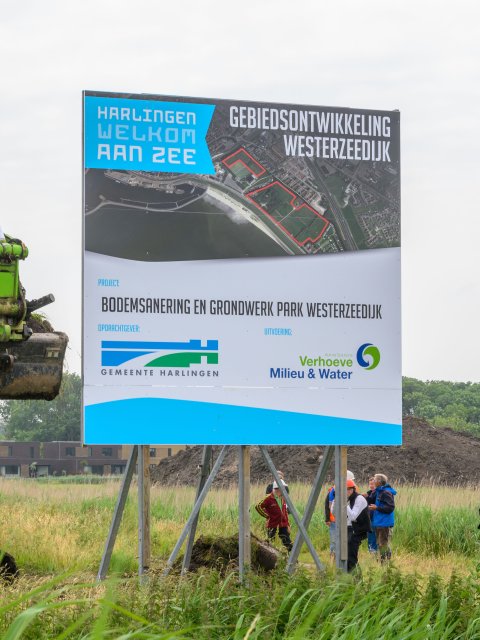 Wethouder De Groot verplaatst symbolisch de grond voor de sanering