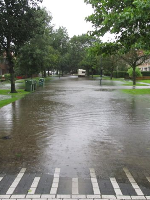 Regenwater in de straat