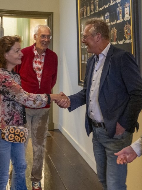 Burgemeester Sjerps en Wethouder Sijtsma heten de nieuwe inwoners van harte welkom (foto: Joachim de Ruijter)