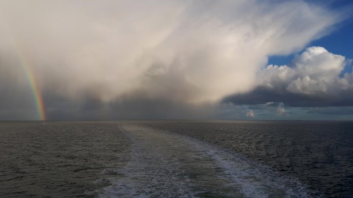 Afbeelding van de Waddenzee gemaakt achterop een boot 