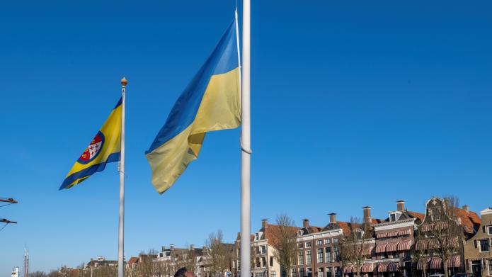 Burgemeester Ina Sjerps die de Oekraïense vlag hijst.