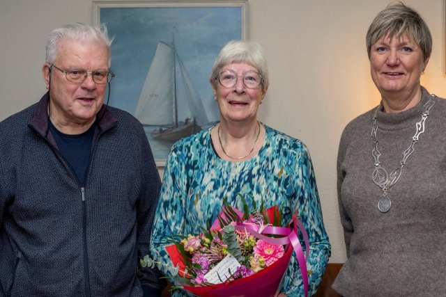 Echtpaar Toering-Hak met burgemeester Ina Sjerps