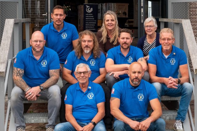Bijschrift foto: "Op de middelste rij, aan de rechterkant, zit ik. Samen met een aantal van het veteranenteam. Onmisbaar, deze mannen." – Ron
