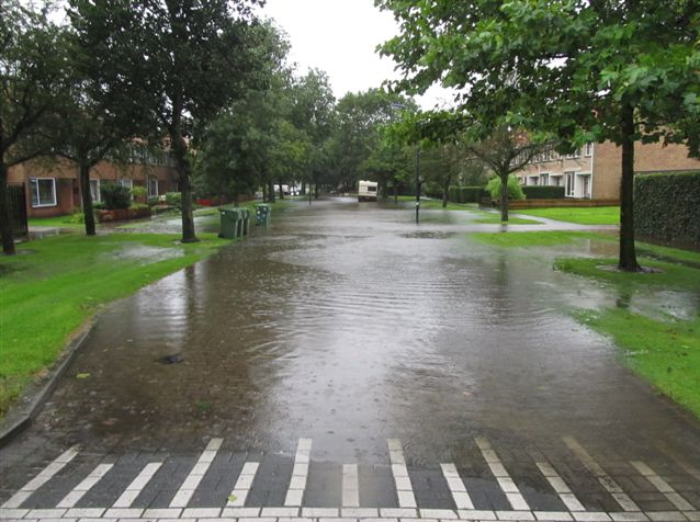 Regenwater in de straat