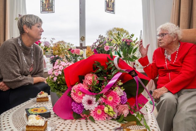 Burgemeester Ina Sjerps brengt een bezoek aan mevrouw Ciska van der Heide-Schilperoort