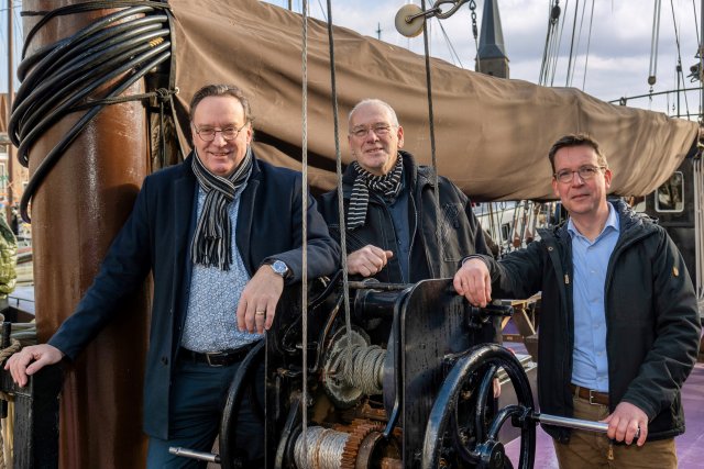 Van links naar rechts: Paul Schoute (Gemeente Harlingen), Gijs van Hesteren (Verenigde Bruine Zeilvaart Harlingen), Flip Harmsma (Maritieme Erfgoed Alliantie)