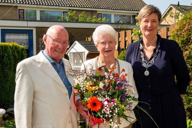 De heer Anne Hoogeveen, mevrouw Reinie Jellema en burgemeester Ina Sjerps