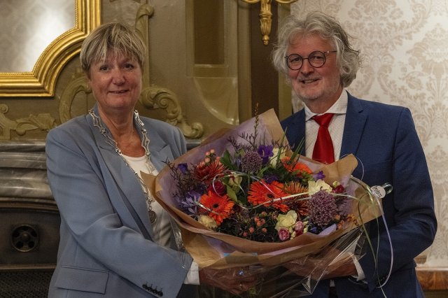 Burgemeester Ina Sjerps feliciteert wethouder Roel de Jong met zijn benoeming