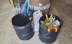 Opgehaald zwerfafval in afvalbak