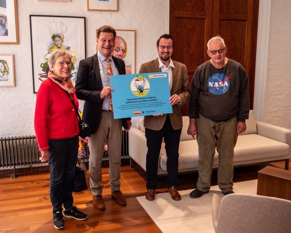 Photo du maire avec les trois leaders du commerce équitable