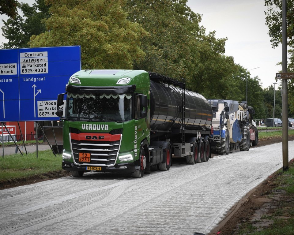Lkw während der Bauarbeiten auf dem Beersdalweg