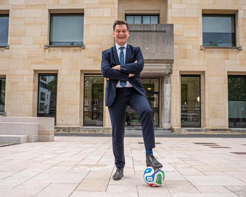 Foto von Roels Wever mit einem Fußball