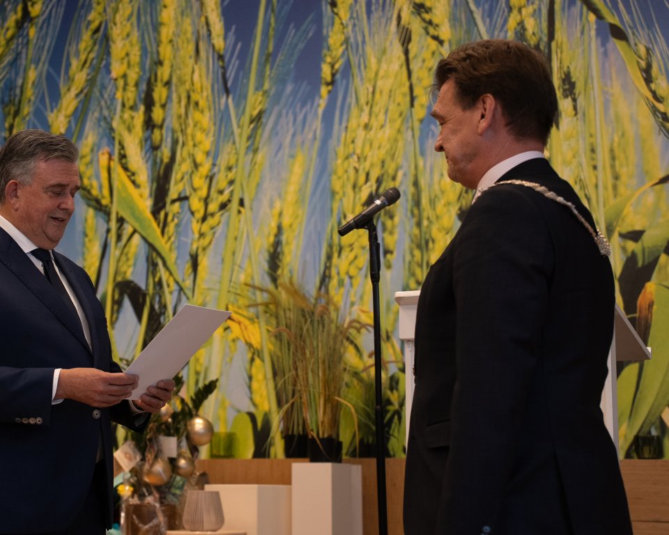 Roel Wever , the mayor, takes the oath of office before Emile Roemer.