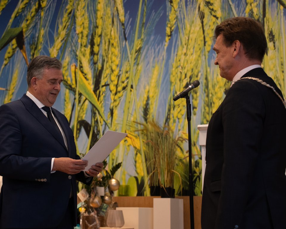 La maire Roel Wever , prête serment devant Emile Roemer.