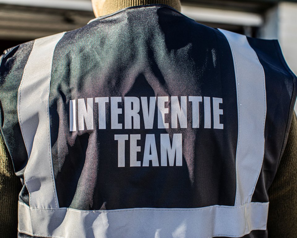 Photo of the back of an intervention worker