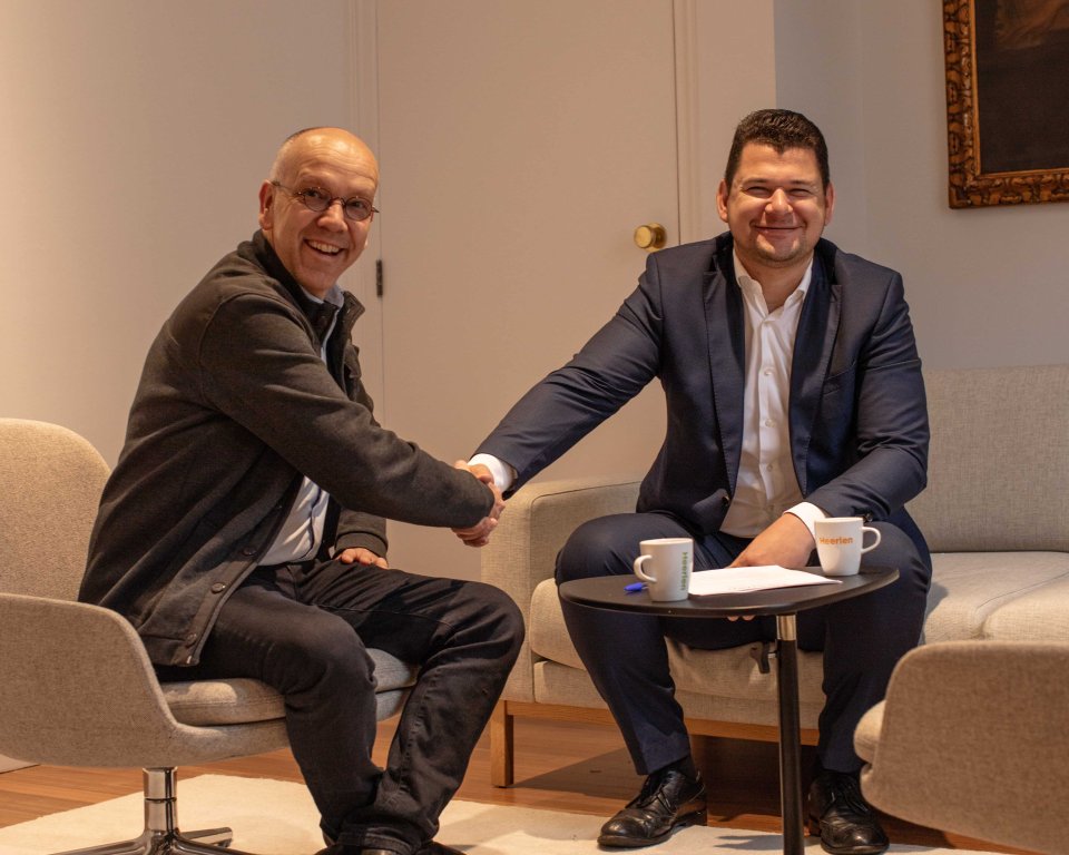 Marco en Wim schudden elkaar de hand