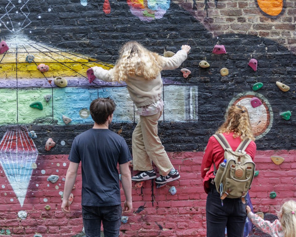 kinderen bij de klimmuur