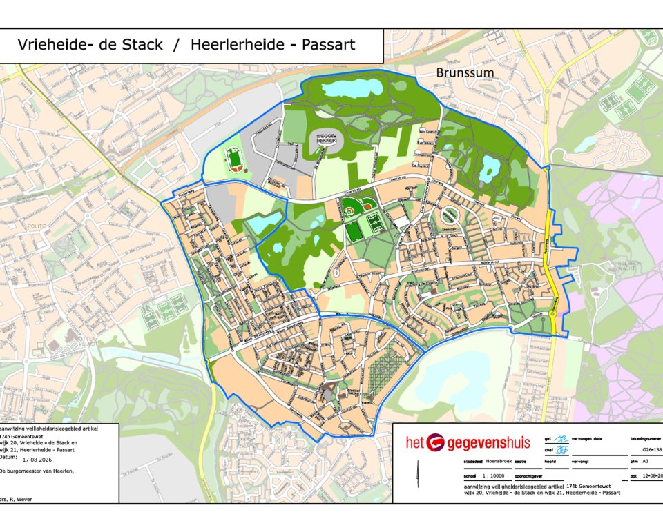 Lageplan des Sicherheitsrisikogebiets, das durch eine blaue Umrandung gekennzeichnet ist. Das Gebiet umfasst die Stadtteile Vrieheide-De Stack und Heerlerheide-Passart. Im Norden wird es durch die Umgebung von Brunssum und das grüne Erholungsgebiet begrenzt. Im Osten verläuft die Grenze entlang des Randes des Stadtgebiets und der Provinzstraße in Richtung Brunssum. Im Süden folgt die Grenze dem bebauten Gebiet und den angrenzenden Bebauungen von Heerlerheide und Passart.
