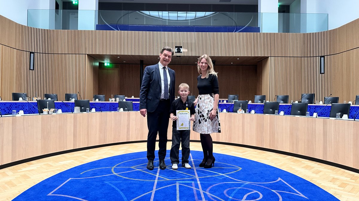 De jongste directeur van Heerlen krijgt jeugdlintje voor binnenspeeltuin