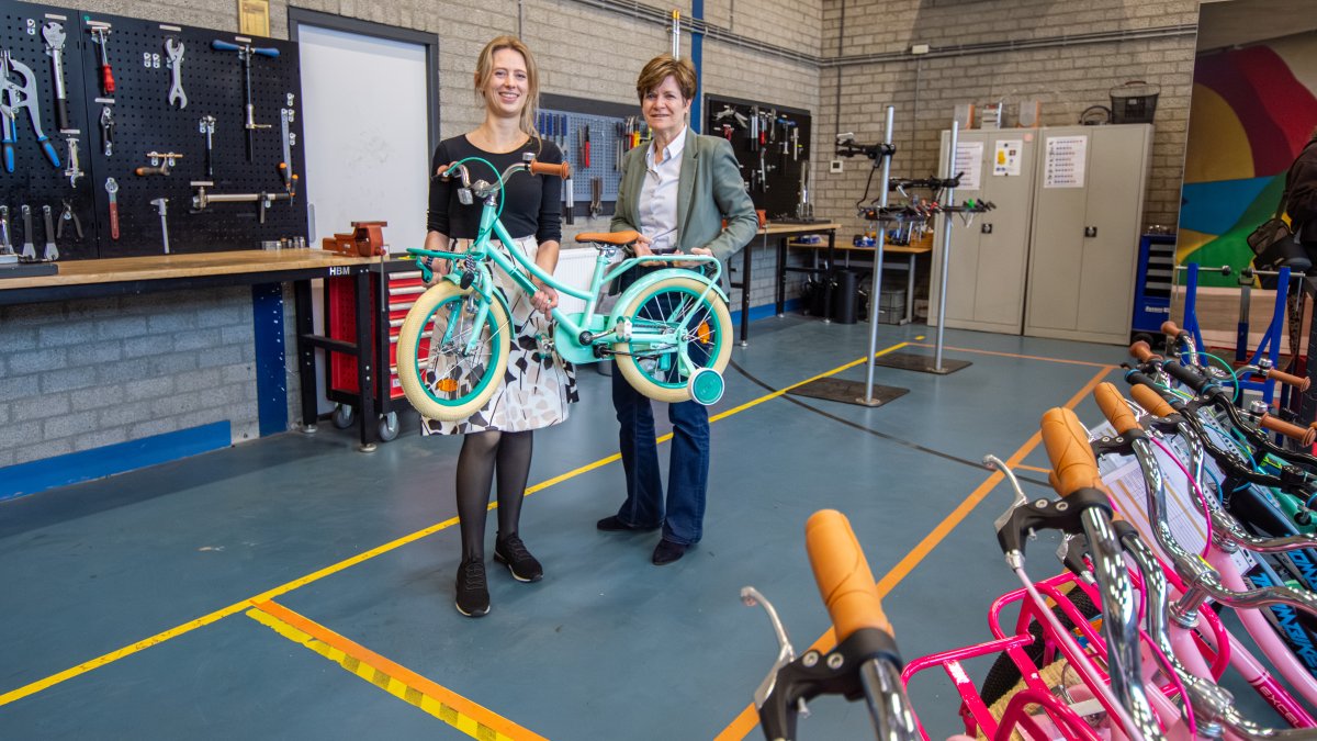 Gemeente Heerlen geeft 75 nieuwe kinderfietsen aan Stichting Leergeld
