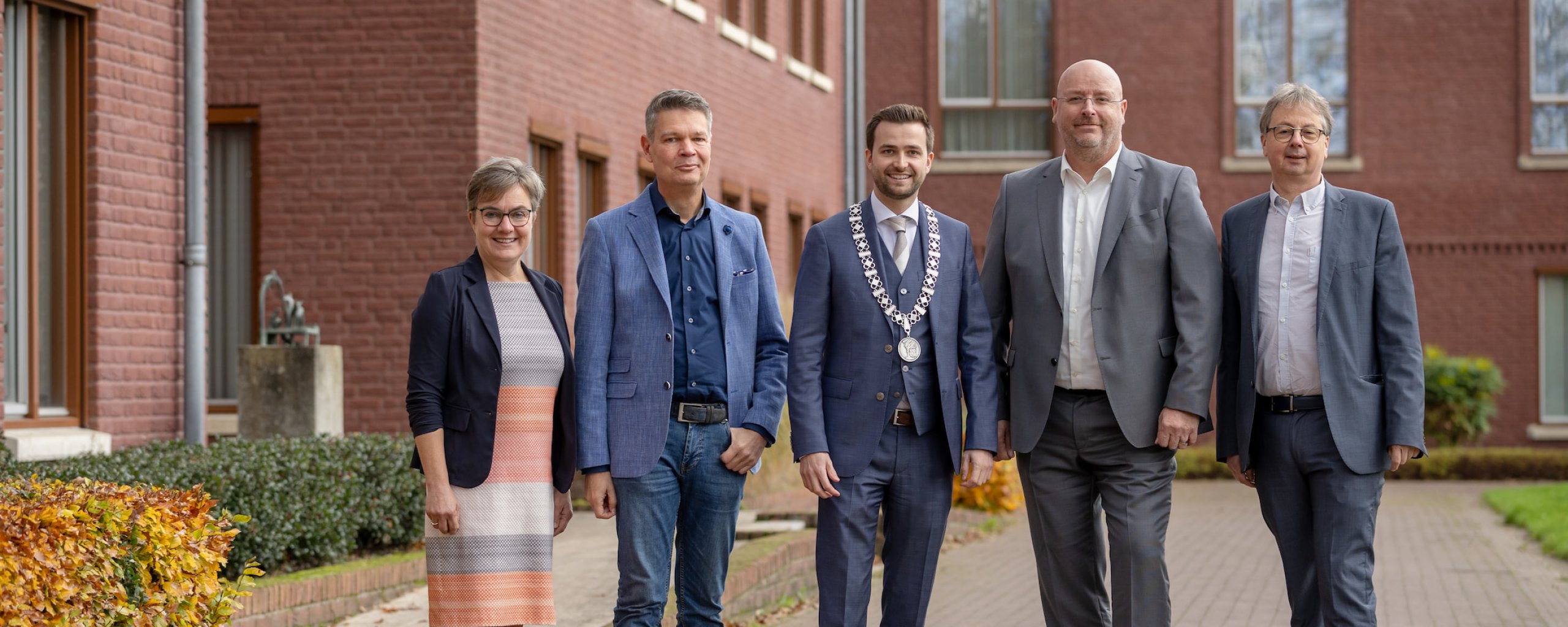Wethouder Maaike van Breugel-Smolders, Wethouder Robert Groendewoud, Burgemeester Teun Heldens, Gemeentesecretaris Tini Smits en Wethouder Paul Sterk