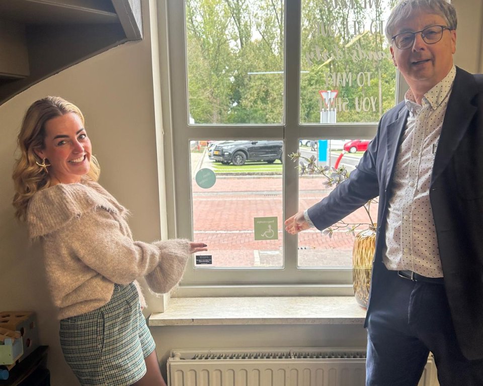 Jose van Gaal (Kapsalon Josje) en Wethouder Paul Sterk met toegankelijkheidssticker