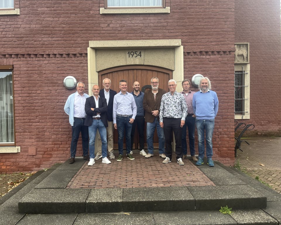 Een delegatie van het bestuur van CPO Heeze met de vertegenwoordiging van de gemeente en De Bulders C.V. na tekening van de intentieovereenkomst.
