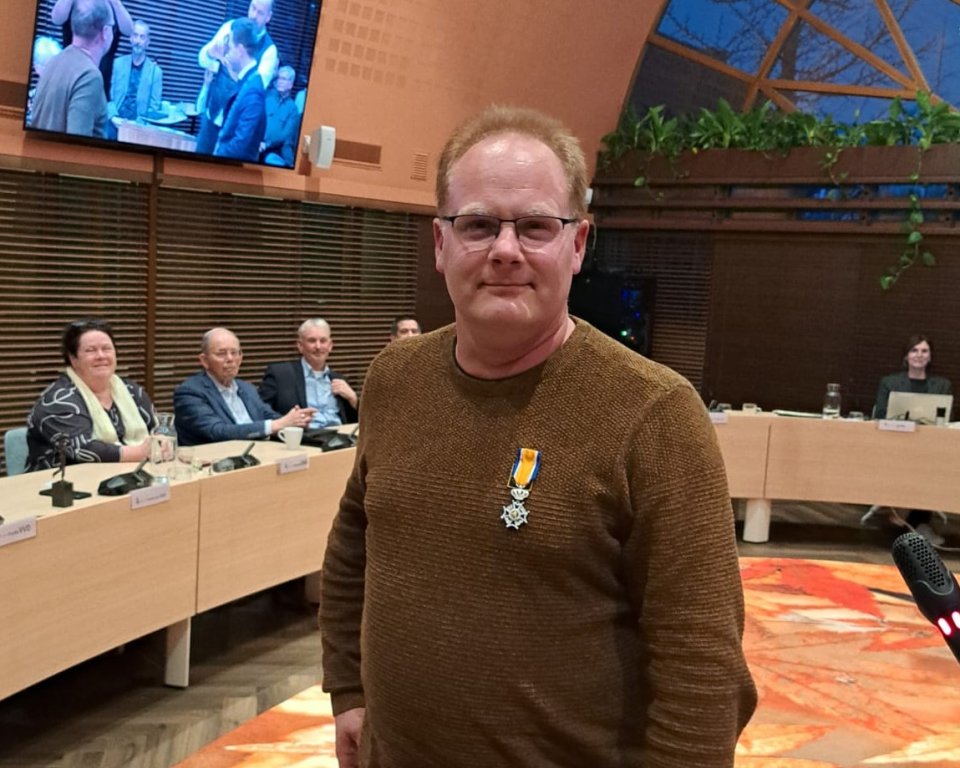 Dennis Keuten in de raadzaal met zijn KO opgespeld.