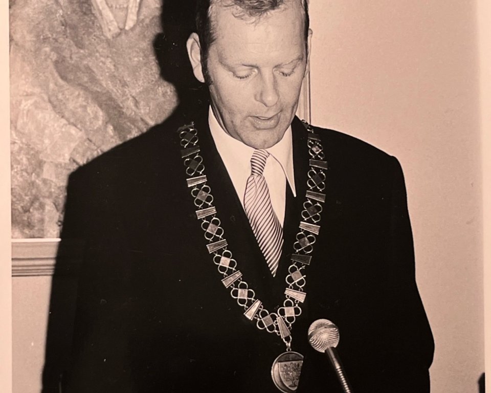 Portretfoto oud burgemeester Henk Bosman