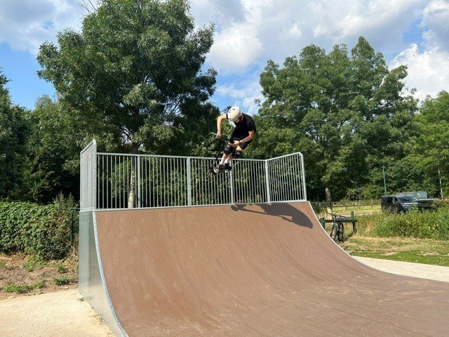 Skater op een halfpipe