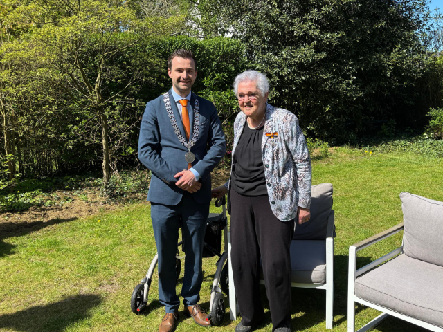 Burgemeester Teun Heldens en Berthie Hagenaars-Heinemans