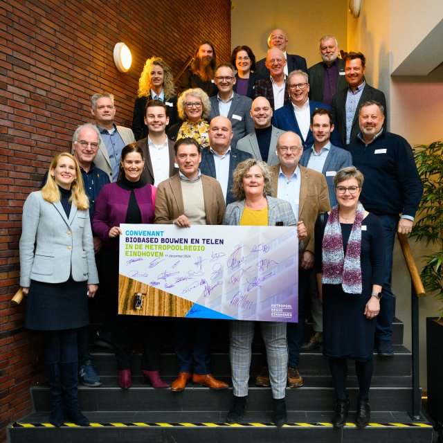 De bestuurders die het convenant hebben ondertekend staan samen op de foto met het couvenant.