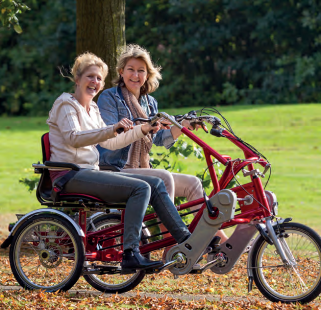 foto van twee personen op een duofiets