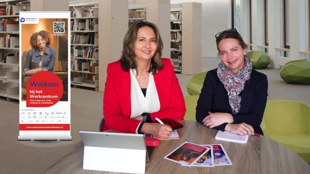 foto van de arbeidsmarkt gidsen aan een tafel
