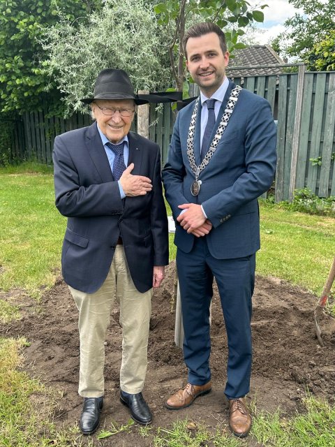 foto met de heer H.C. Puper en burgemeester Heldens