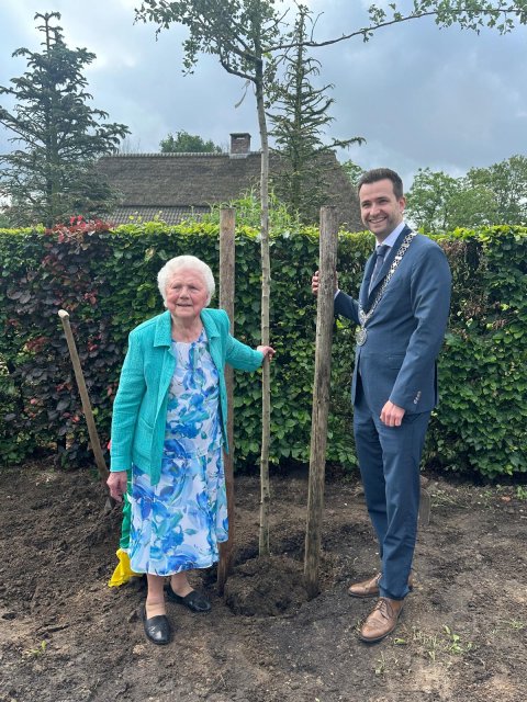 Foto van mevrouw H.L. de Lepper-Weijers en burgemeester Heldens