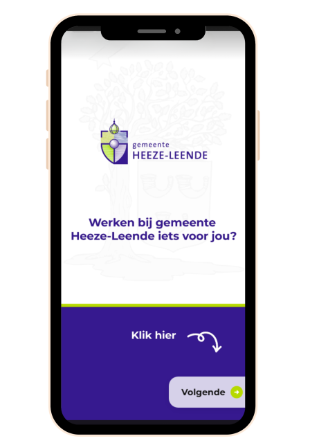 Schermafbeelding van het beginscherm van een interactieve story over werken bij de gemeente Heeze-Leende. Op het scherm zie je een medewerker in het gemeentehuis met de tekst “Benieuwd hoe het is om bij de gemeente Heeze-Leende te werken?” De afbeelding fungeert als knop; door erop te klikken start je de interactieve beleving waarin je kennismaakt met collega’s, werkplekken en verhalen over het werken bij de gemeente.