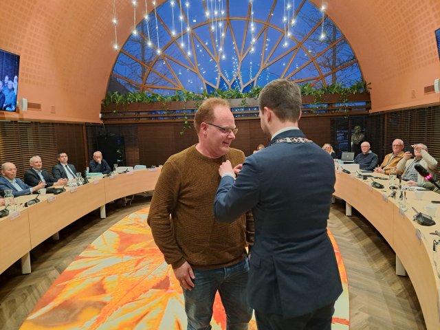 burgemeester heldens spelt de ko op bij dennis keuten in de raadzaal tijdens de raadsvergadering.