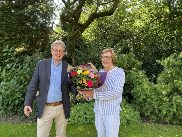 foto van wethouder Sterk en de 100e deelnemer