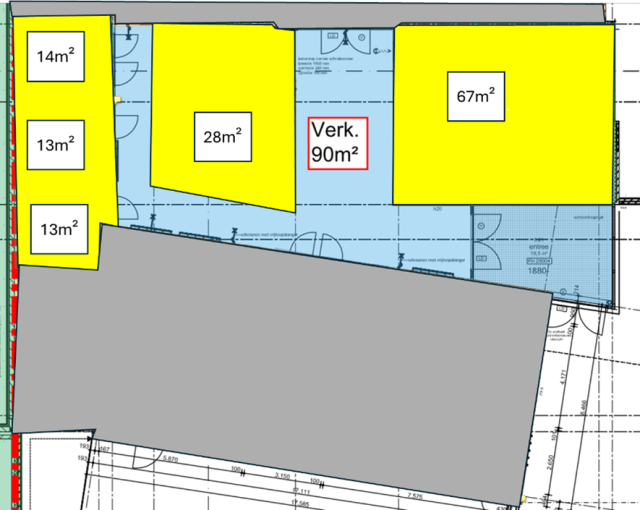 Plattegrondtekening met verschillende gekleurde ruimtes. In de blauwe centrale ruimte staat de tekst “Verk. 90 m²”. Aan de bovenkant liggen drie gele ruimtes met oppervlaktes “28 m²” en “67 m²”. Links staan drie kleinere gele ruimtes met de teksten “14 m²”, “13 m²” en “13 m²”. Een groot grijs vlak loopt schuin over het onderste deel van de tekening en bedekt een deel van de plattegrond.